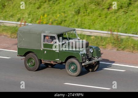 Land Rover verde coperta di tela anni '1954 50. Ripristino dado e bullone Land Rover serie 1 86' Soft Top 195os Foto Stock