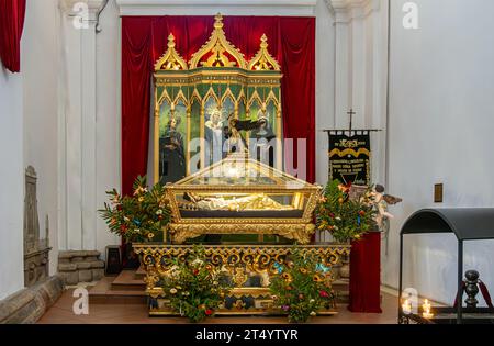 Guatemala, la Antigua - 20 luglio 2023: Confraternita dell'immagine consacrata di Gesù sepolto e Sacra Vergine di Soledad santuario dorato con bara di vetro e Foto Stock