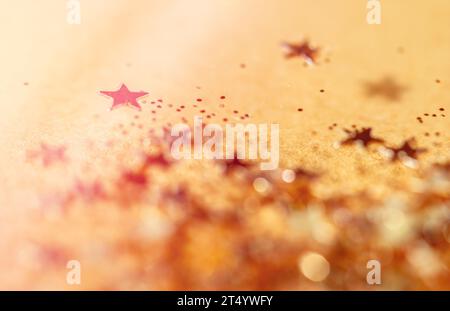 Stelle dorate su sfondo dorato. Stelle d'oro con alcuni "out of Focus" Foto Stock