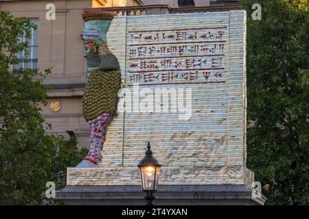 Monumento egiziano nella piazza Trafalgar di Londra illuminato dalla luce del tardo pomeriggio, Londra, Inghilterra, Regno Unito Foto Stock