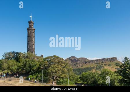 Il Nelson Monument è una torre commemorativa in onore del viceammiraglio Horatio Nelson, situata a Edimburgo, in Scozia. Si trova in cima a Calton Foto Stock