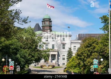 Edificio della McGill University di fronte a Sherbrooke Street a Montreal, provincia di Quebec, Canada. Foto Stock