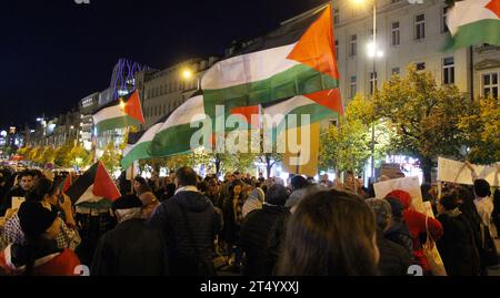 Circa 200 persone si sono riunite in Piazza San Venceslao a Praga, Repubblica Ceca, il 1° novembre 2023, durante una dimostrazione di un albero a sostegno dei palestinesi Foto Stock