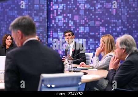 Milton Keynes, Regno Unito. 2 novembre 2023. Rishi Sunak (Back M), primo ministro del Regno Unito, parla durante l'ai Safety Summit 2023 a Bletchley Park, Buckinghamshire. Il governo britannico ha organizzato un vertice internazionale per discutere i pericoli dell'intelligenza artificiale. Credito: Soeren Stache/dpa/Alamy Live News Foto Stock