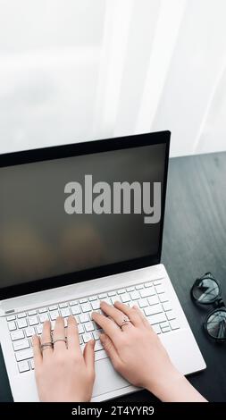 Ambiente di lavoro versatile. Le mani delle donne digitano sulla tastiera del computer in Office Banner panoramico, abbracciano l'apprendimento online, il marketing Internet e. Foto Stock