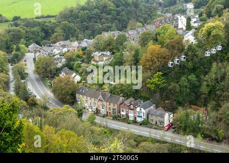 Matlock Bath vista da High Tor con le Cable Cars in alto sopra le case, Derbyshire, Inghilterra Foto Stock