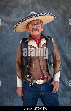 Un anziano cowboy messicano che partecipa all'annuale pellegrinaggio cowboy Cabalgata de Cristo Rey di quattro giorni a cavallo posa per un ritratto, il 5 gennaio 2019 a Salamanca, Guanajuato, Messico. Migliaia di cowboy messicani e i loro cavalli si uniscono al viaggio religioso dai villaggi dell'alto deserto al santuario di Cristo Rey in cima alla montagna. Foto Stock