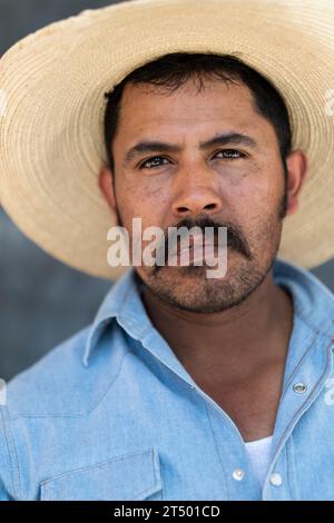 Un cowboy messicano che partecipa all'annuale pellegrinaggio cowboy Cabalgata de Cristo Rey di quattro giorni a cavallo posa per un ritratto, il 5 gennaio 2019 a Salamanca, Guanajuato, Messico. Migliaia di cowboy messicani e i loro cavalli si uniscono al viaggio religioso dai villaggi dell'alto deserto al santuario di Cristo Rey in cima alla montagna. baffi Foto Stock
