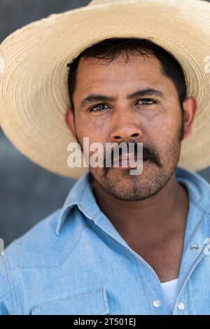 Un cowboy messicano che partecipa all'annuale pellegrinaggio cowboy Cabalgata de Cristo Rey di quattro giorni a cavallo posa per un ritratto, il 5 gennaio 2019 a Salamanca, Guanajuato, Messico. Migliaia di cowboy messicani e i loro cavalli si uniscono al viaggio religioso dai villaggi dell'alto deserto al santuario di Cristo Rey in cima alla montagna. baffi Foto Stock