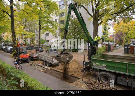 Baumpflanzarbeiten, Ausheben von Erde, Sarrazinstraße, Friedenau, Berlino, Deutschland *** lavori di piantagione di alberi, scavo del suolo, Sarrazinstraße, Friedenau, Berlino, Germania credito: Imago/Alamy Live News Foto Stock