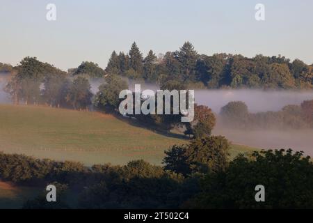 Alba e nebbia nella campagna del Limousin. Ruralità, paesaggio, agricoltura e turismo. Limousin, Francia, Europa. Foto Stock