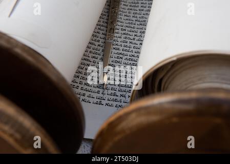 Uno yad o puntatore usato come guida di lettura per il rotolo della Torah, poggia su pergamena tra le letture durante un servizio di preghiera ebraico. Foto Stock