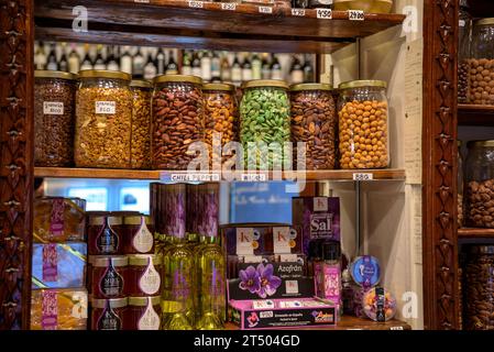 Antiga Vilanova Store, un emblematico negozio di alimentari nel centro storico di Vic (Osona, Barcellona, Catalogna, Spagna) Foto Stock
