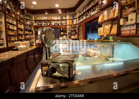 Antiga Vilanova Store, un emblematico negozio di alimentari nel centro storico di Vic (Osona, Barcellona, Catalogna, Spagna) Foto Stock