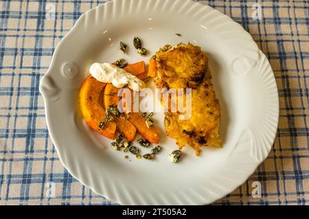 Variazione della carpa a Fischhof Bächer, Muckenthal. Da ottobre ad aprile, piatti a base di carpa con pesce della nostra fattoria. Tirschenreuth, Germania Foto Stock