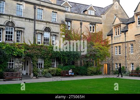 Università di Oxford, studenti intorno al quadrilatero e agli edifici dell'Hertford College, Oxford, Regno Unito Foto Stock