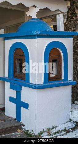 Alonissos, isole Sporadi, Grecia - 24 agosto 2023: Piccolo posto per accendere le candele e pregare, in via Patitiri. La Grecia è conosciuta come o predominante Foto Stock