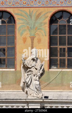 Statua barocca sulla balaustra (1702 d.C.), Basilica di Santa Maria in Trastevere, Roma, Italia Foto Stock