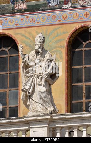 Statua barocca sulla balaustra (1702 d.C.), Basilica di Santa Maria in Trastevere, Roma, Italia Foto Stock