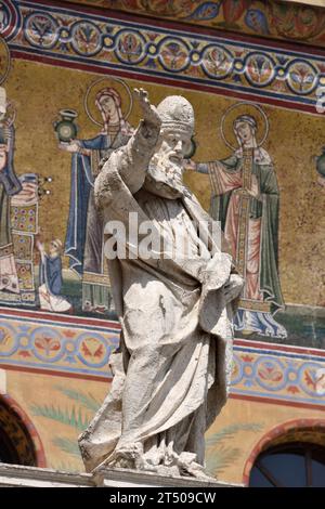 Statua barocca sulla balaustra (1702 d.C.), Basilica di Santa Maria in Trastevere, Roma, Italia Foto Stock