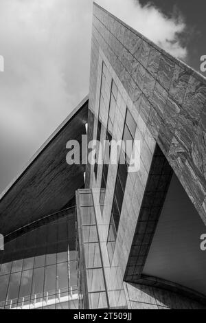 Architettura angolare, edificio Atradius, Cardiff Bay, Galles, ambiente costruito nel Regno Unito. Brutale. Acciaio, cemento e vetro. Spazio ufficio. Foto Stock