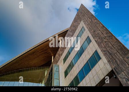 Architettura angolare, edificio Atradius, Cardiff Bay, Galles, ambiente costruito nel Regno Unito. Brutale. Acciaio, cemento e vetro. Spazio ufficio. Foto Stock