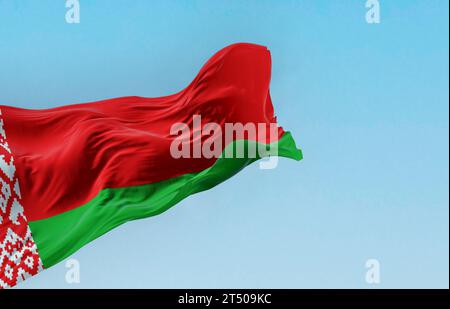 Bandiera nazionale della Bielorussia che sventola nel vento in una giornata limpida. Bandiera rossa e verde con motivo decorativo bianco e rosso posto al lato dello staff.3d illust Foto Stock