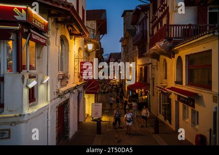 Rue de la Republique di fronte alla spiaggia grande Plage di Saint Jean de Luz, cittadina di pescatori alla foce del fiume Nivelle, nel sud-ovest della Francia Foto Stock