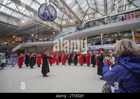 Londra, Regno Unito. 2 novembre 2023. La banda delle guardie dei granatieri della divisione Household si esibisce alla stazione di Waterloo come parte dell'appello papavero della Royal British Legion prima che il Regno Unito osservi Remembrance Sunday per commemorare il personaggio militare Bripperie e del Commonwealth dai precedenti conflitti Credit amer ghazzal/Alamy Live News Foto Stock
