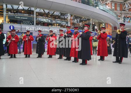 Londra, Regno Unito. 2 novembre 2023. La banda delle guardie dei granatieri della divisione Household si esibisce alla stazione di Waterloo come parte dell'appello papavero della Royal British Legion prima che il Regno Unito osservi Remembrance Sunday per commemorare il personaggio militare Bripperie e del Commonwealth dai precedenti conflitti Credit amer ghazzal/Alamy Live News Foto Stock