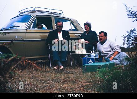 Picnic per famiglie, piano cottura a gas per campeggio, pipa per fumatori, Regno Unito 1964 Foto Stock