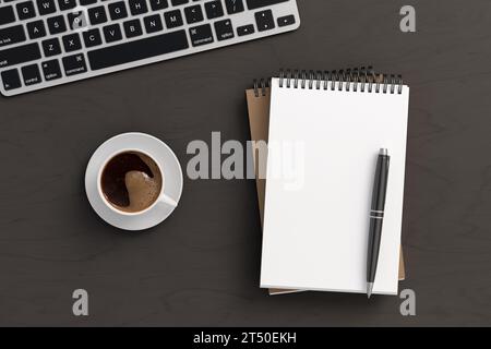 Mockup per notebook. Notebook da lavoro vuoto. Blocco note a spirale su scrivania in legno scuro. illustrazione 3d. Foto Stock