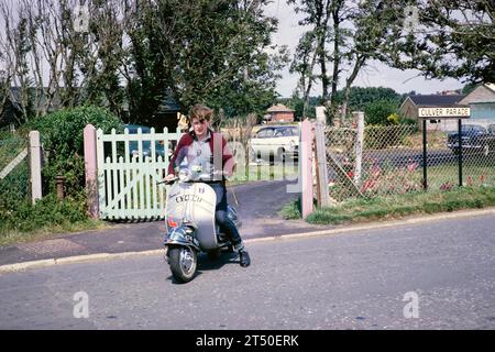 Ragazzo adolescente che guida Vespa GS scooter senza casco, Culver Parade, Sandown, Isola di Whight, Inghilterra, REGNO UNITO 1962 Foto Stock