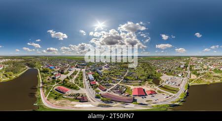 Visualizzazione panoramica a 360 gradi di vista panoramica aerea hdri 360 da grande altezza su edifici, chiese, lago e piazza centrale della città provinciale in un ambiente equirettangolare senza giunture