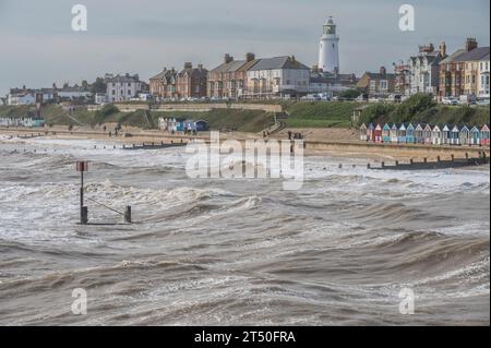 L'immagine dal Southwold Pier che guarda verso il faro e le capanne sulla spiaggia del lungomare si trova nella località turistica costiera di Southwold nel Suffolk Foto Stock