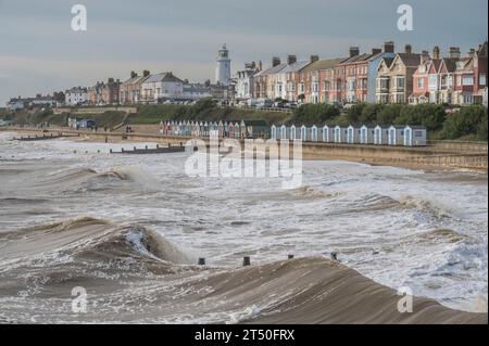 L'immagine dal Southwold Pier che guarda verso il faro e le capanne sulla spiaggia del lungomare si trova nella località turistica costiera di Southwold nel Suffolk Foto Stock