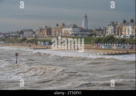 L'immagine dal Southwold Pier che guarda verso il faro e le capanne sulla spiaggia del lungomare si trova nella località turistica costiera di Southwold nel Suffolk Foto Stock