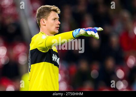 Stoccarda, Germania. 31 ottobre 2023. Calcio: DFB Cup, VfB Stuttgart - 1. FC Union Berlin, 2° round, MHPArena. Il portiere di Stoccarda Alexander Nübel gesti. Credito: Tom Weller/dpa - NOTA IMPORTANTE: conformemente ai requisiti della DFL Deutsche Fußball Liga e della DFB Deutscher Fußball-Bund, è vietato utilizzare o far utilizzare fotografie scattate nello stadio e/o della partita sotto forma di immagini di sequenza e/o serie di foto simili a video./dpa/Alamy Live News Foto Stock