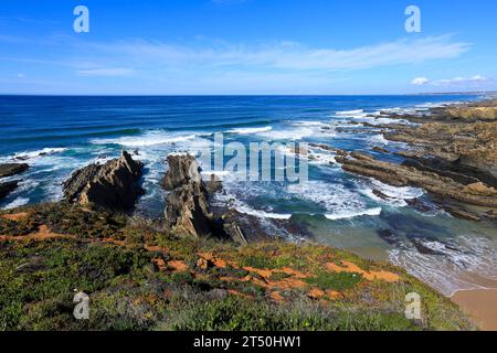 Spiaggia di Praia da barca grande con splendide rocce e scogliere nella costa di Alentejo, Portogallo Foto Stock