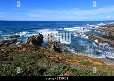 Spiaggia di Praia da barca grande con splendide rocce e scogliere nella costa di Alentejo, Portogallo Foto Stock