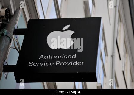 Copenhagen, Danimarca /02 novembre 2023/.Apple ha autorizzato il negozio del fornitore di servizi nella capitale danese. Foto.Francis Joseph Dean/Dean Pictures credito: Imago/Alamy Live News Foto Stock