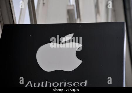 Copenhagen, Danimarca /02 novembre 2023/.Apple ha autorizzato il negozio del fornitore di servizi nella capitale danese. Foto.Francis Joseph Dean/Dean Pictures credito: Imago/Alamy Live News Foto Stock