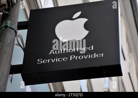 Copenhagen, Danimarca /02 novembre 2023/.Apple ha autorizzato il negozio del fornitore di servizi nella capitale danese. Foto.Francis Joseph Dean/Dean Pictures credito: Imago/Alamy Live News Foto Stock