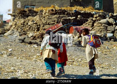 Luxor Egypt Valley of the Nobles Girls Walking Home da scuola Foto Stock