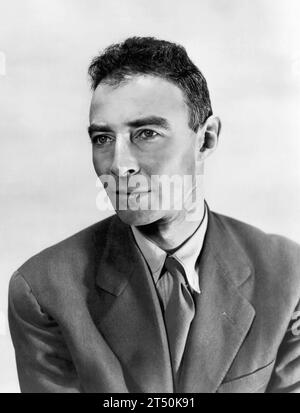 J Robert Oppenheimer. Ritratto del fisico teorico americano, J. Robert Oppenheimer (B. Julius Robert Oppenheimer: 1904-1967) c. 1944 Foto Stock