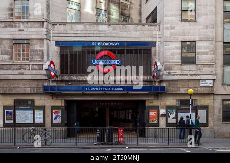 St Stazione della metropolitana di James's Park al 55 di Broadway Westminster Londra. Aperto il 24 dicembre 1868. Foto Stock