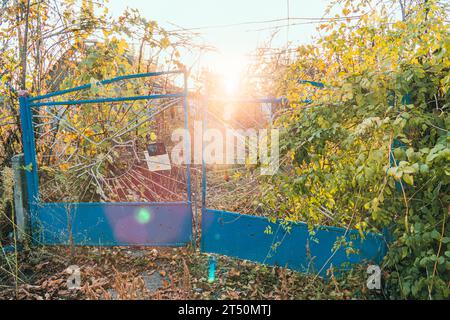 Campagna. La recinzione di una casa distrutta dai bombardamenti dell'artiglieria. Guerra in Ucraina. Invasione russa dell'Ucraina. Terrore della popolazione civile Foto Stock
