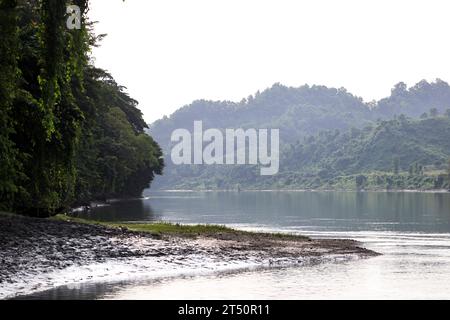 Il lago Kaptai è il più grande lago del Bangladesh. Si trova nel Kaptai upazila sotto il distretto di Rangamati della divisione di Chittagong. Foto Stock