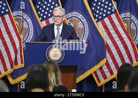 Washington, Stati Uniti d'America. 1 novembre 2023. Washington, Stati Uniti d'America. 1 novembre 2023. Il presidente della Federal Reserve statunitense Jerome Powell ascolta una domanda di un giornalista durante una conferenza stampa a seguito della riunione del Federal Open Market presso l'edificio della Federal Reserve, il 1° novembre 2023 a Washington, DC. Powell suggerì che la Fed si stava avvicinando sempre più alla fine della sua campagna di rate-hiking. Credito: Britt Leckman/Federal Reserve/Alamy Live News Foto Stock