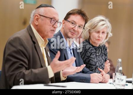 Mannheim, Germania. 2 novembre 2023. Majid Khoshlessan (l-r), membro della Comunità ebraica di Mannheim, Michael Blume, commissario antisemitista del Baden-Württemberg, e Heidrun Kämper, presidente della Comunità ebraica di Mannheim, parlano nella sinagoga durante un incontro di rappresentanti delle comunità religiose israelite e delle associazioni musulmane. Crediti: Uwe Anspach/dpa/Alamy Live News Foto Stock